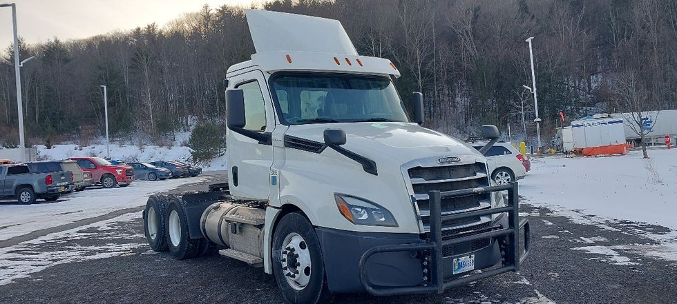 Day Cab Tractor-Heavy Duty Tractors-Freightliner-2019-T12664ST-Conklin-NY-592,344\n\t\tmiles-$ 33,000 - Image 1