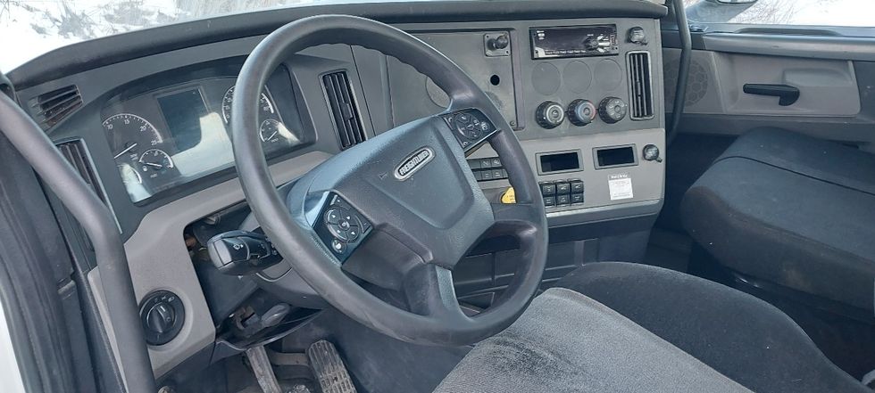 Day Cab Tractor-Heavy Duty Tractors-Freightliner-2019-T12664ST-Conklin-NY-592,344\n\t\tmiles-$ 33,000 - Image 10
