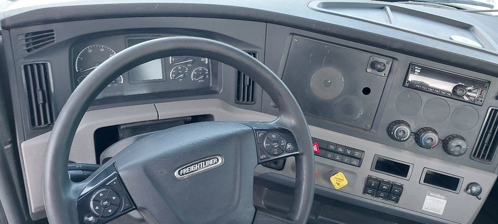 Day Cab Tractor-Heavy Duty Tractors-Freightliner-2019-T12664ST-Conklin-NY-592,344\n\t\tmiles-$ 33,000 - Image 11