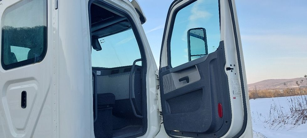 Day Cab Tractor-Heavy Duty Tractors-Freightliner-2019-T12664ST-Conklin-NY-592,344\n\t\tmiles-$ 33,000 - Image 12