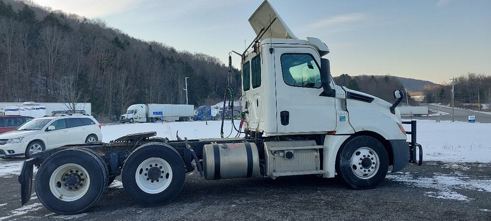 Day Cab Tractor-Heavy Duty Tractors-Freightliner-2019-T12664ST-Conklin-NY-592,344\n\t\tmiles-$ 33,000 - Image 8