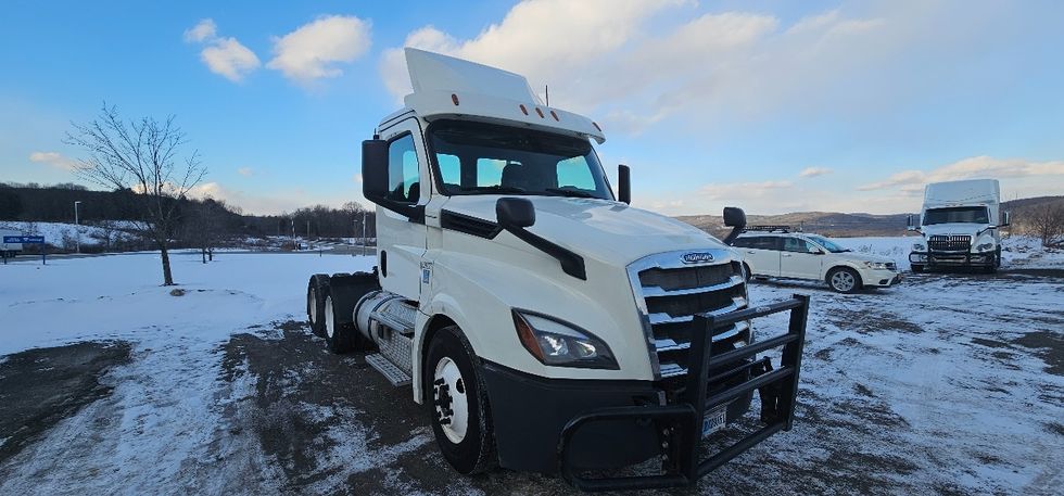 Day Cab Tractor-Heavy Duty Tractors-Freightliner-2019-T12664ST-Conklin-NY-599,017\n\t\tmiles-$ 32,500 - Image 1