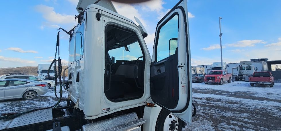 Day Cab Tractor-Heavy Duty Tractors-Freightliner-2019-T12664ST-Conklin-NY-599,017\n\t\tmiles-$ 32,500 - Image 12