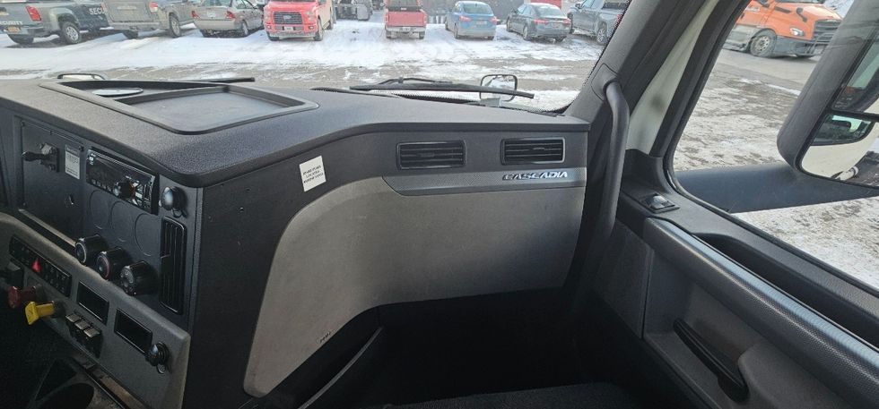 Day Cab Tractor-Heavy Duty Tractors-Freightliner-2019-T12664ST-Conklin-NY-599,017\n\t\tmiles-$ 32,500 - Image 13