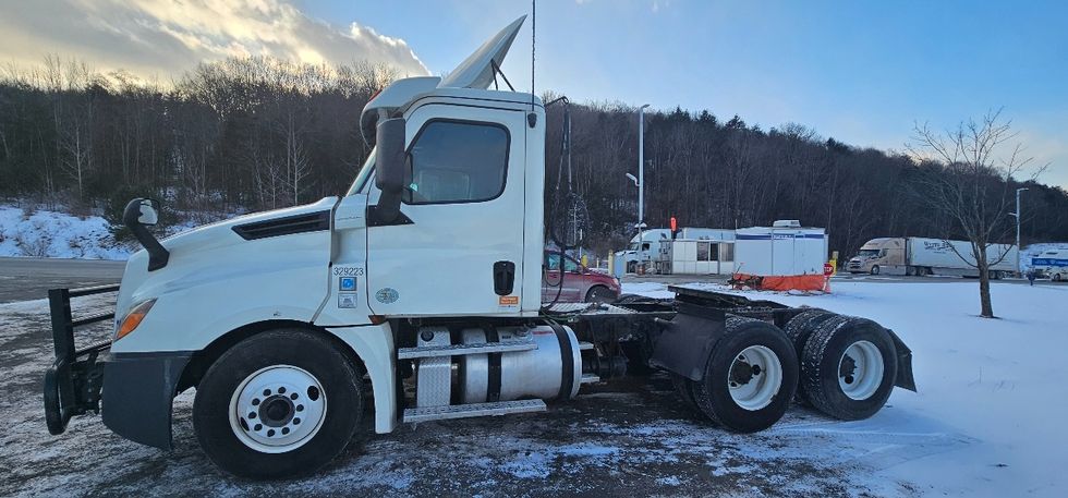Day Cab Tractor-Heavy Duty Tractors-Freightliner-2019-T12664ST-Conklin-NY-599,017\n\t\tmiles-$ 32,500 - Image 4