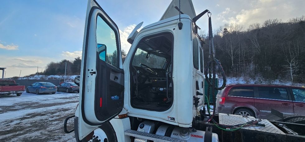 Day Cab Tractor-Heavy Duty Tractors-Freightliner-2019-T12664ST-Conklin-NY-599,017\n\t\tmiles-$ 32,500 - Image 9