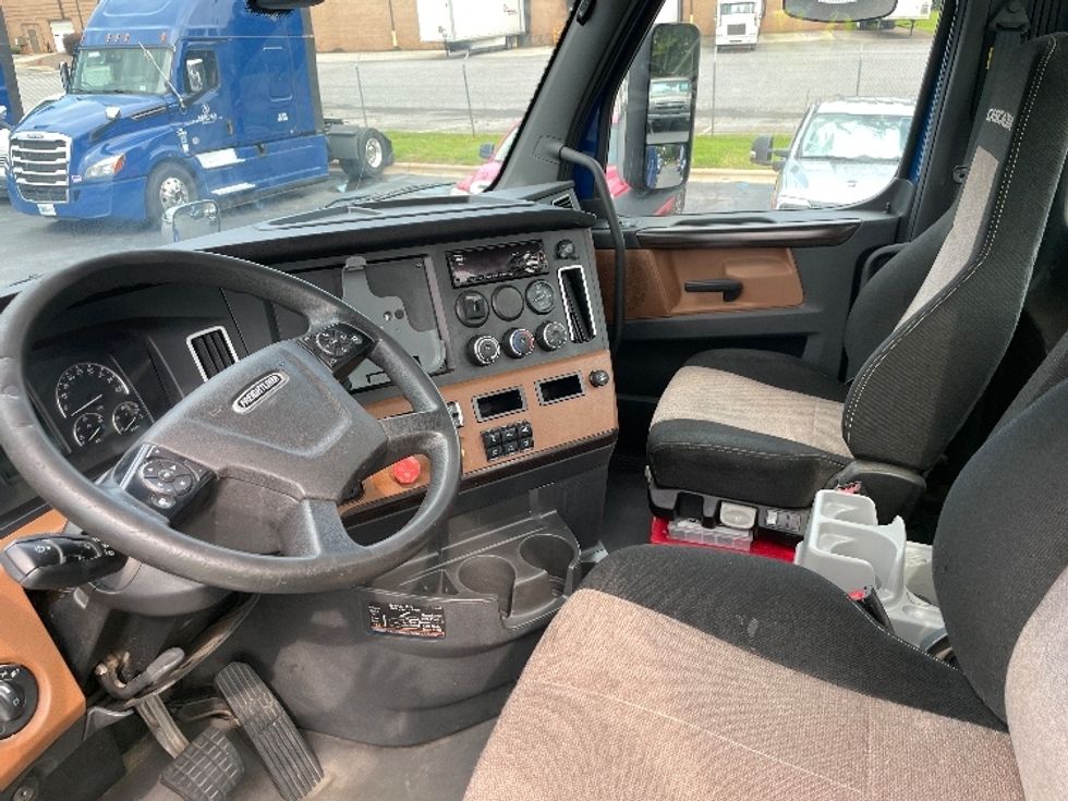 Day Cab Tractor-Heavy Duty Tractors-Freightliner-2019-T12664ST-Conover-NC-376,613\n\t\tmiles-$ 50,000 - Image 10