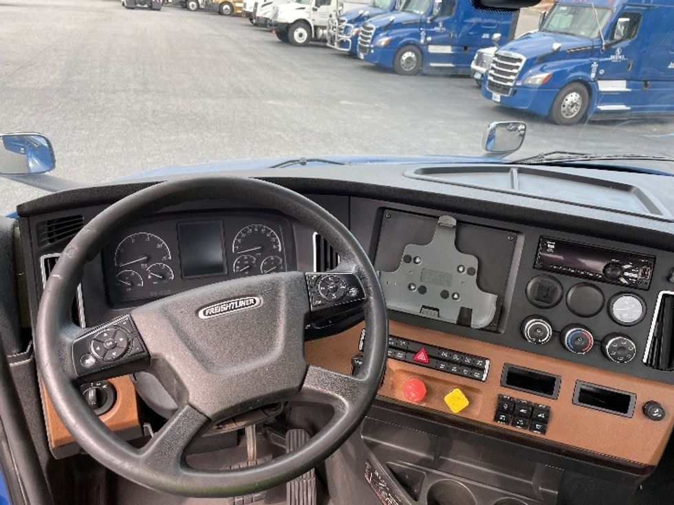 Day Cab Tractor-Heavy Duty Tractors-Freightliner-2019-T12664ST-Conover-NC-376,613\n\t\tmiles-$ 50,000 - Image 11
