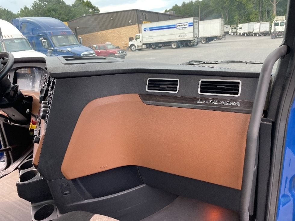 Day Cab Tractor-Heavy Duty Tractors-Freightliner-2019-T12664ST-Conover-NC-376,613\n\t\tmiles-$ 50,000 - Image 13