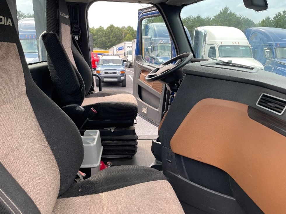 Day Cab Tractor-Heavy Duty Tractors-Freightliner-2019-T12664ST-Conover-NC-376,613\n\t\tmiles-$ 50,000 - Image 14