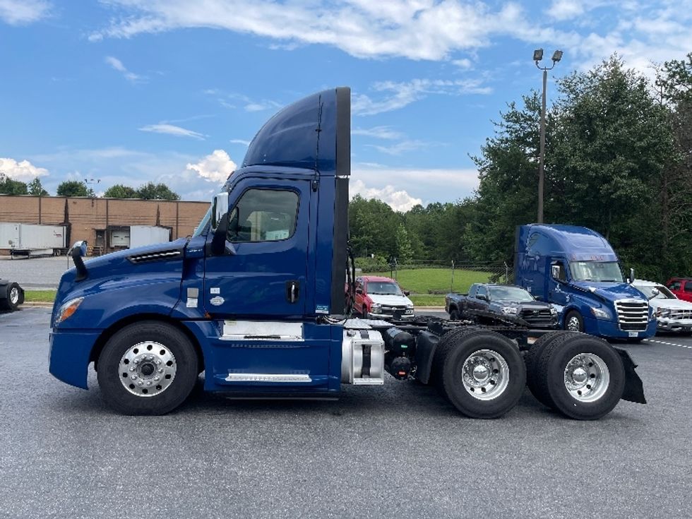 Day Cab Tractor-Heavy Duty Tractors-Freightliner-2019-T12664ST-Conover-NC-376,613\n\t\tmiles-$ 50,000 - Image 4
