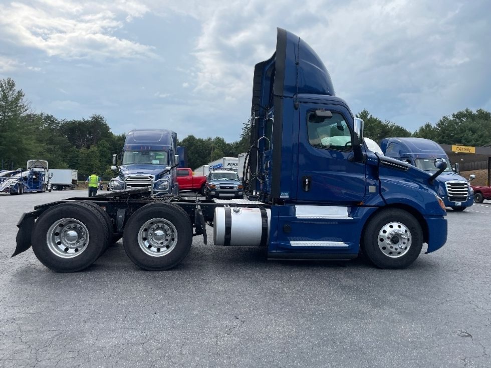 Day Cab Tractor-Heavy Duty Tractors-Freightliner-2019-T12664ST-Conover-NC-376,613\n\t\tmiles-$ 50,000 - Image 8