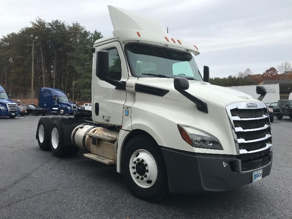 Day Cab Tractor-Heavy Duty Tractors-Freightliner-2019-T12664ST-Conover-NC-378,784\n\t\tmiles-$ 46,250 - Image 1