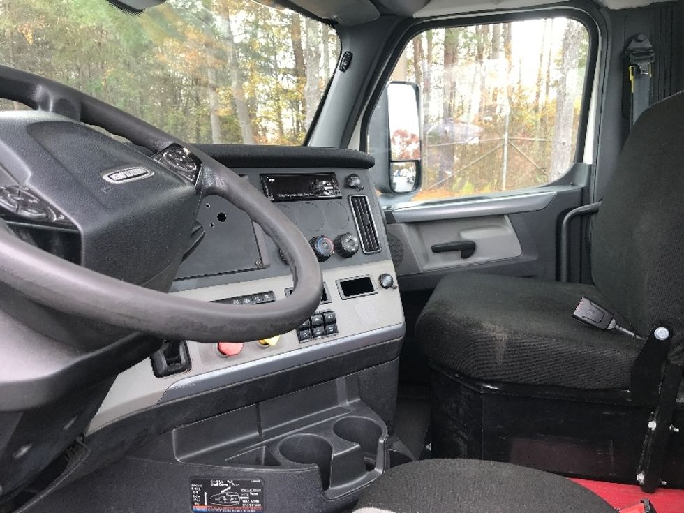 Day Cab Tractor-Heavy Duty Tractors-Freightliner-2019-T12664ST-Conover-NC-378,784\n\t\tmiles-$ 46,250 - Image 10