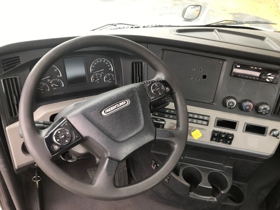 Day Cab Tractor-Heavy Duty Tractors-Freightliner-2019-T12664ST-Conover-NC-378,784\n\t\tmiles-$ 46,250 - Image 11