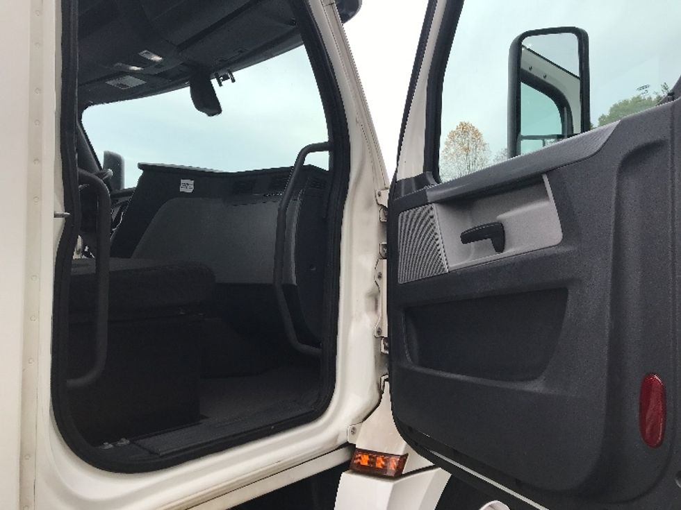 Day Cab Tractor-Heavy Duty Tractors-Freightliner-2019-T12664ST-Conover-NC-378,784\n\t\tmiles-$ 46,250 - Image 12