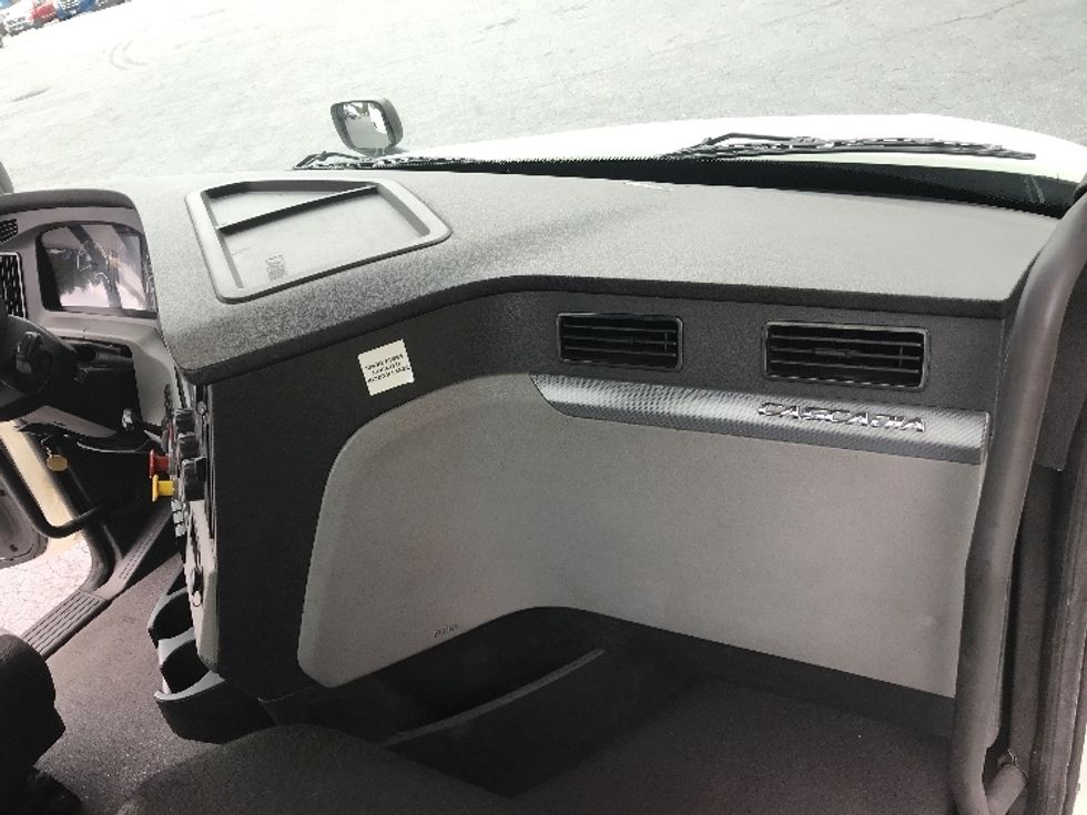 Day Cab Tractor-Heavy Duty Tractors-Freightliner-2019-T12664ST-Conover-NC-378,784\n\t\tmiles-$ 46,250 - Image 13