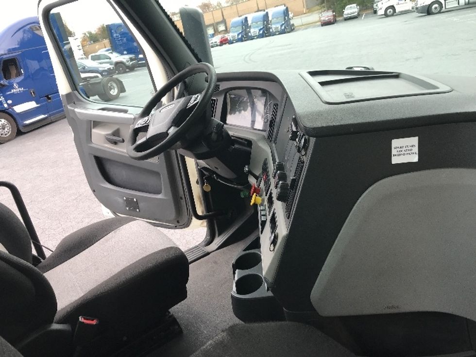 Day Cab Tractor-Heavy Duty Tractors-Freightliner-2019-T12664ST-Conover-NC-378,784\n\t\tmiles-$ 46,250 - Image 14