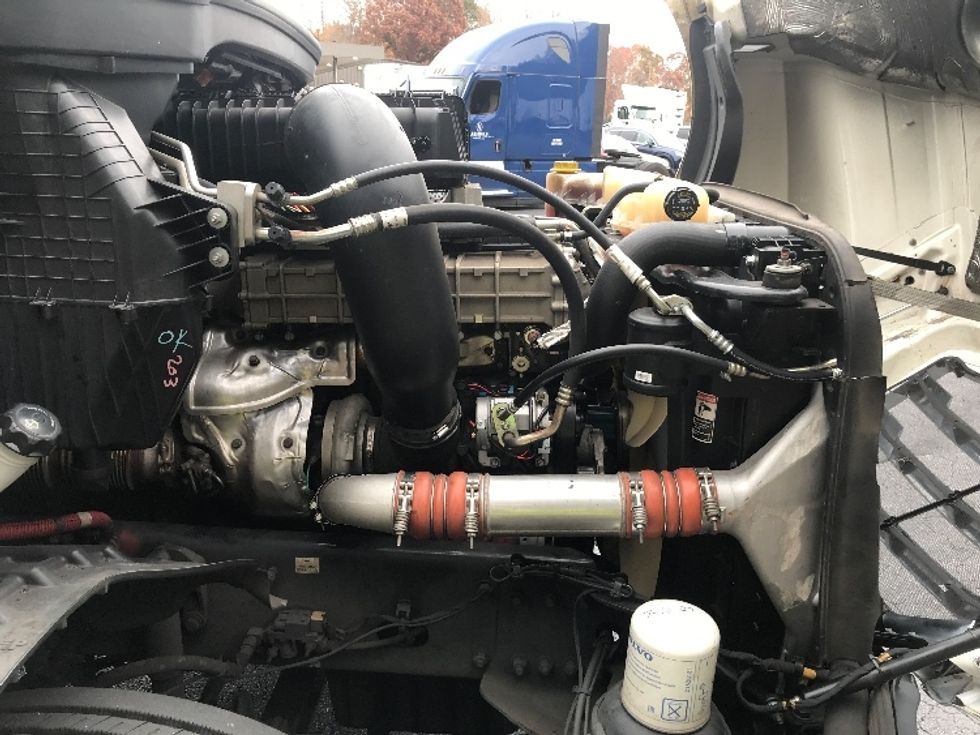 Day Cab Tractor-Heavy Duty Tractors-Freightliner-2019-T12664ST-Conover-NC-378,784\n\t\tmiles-$ 46,250 - Image 15