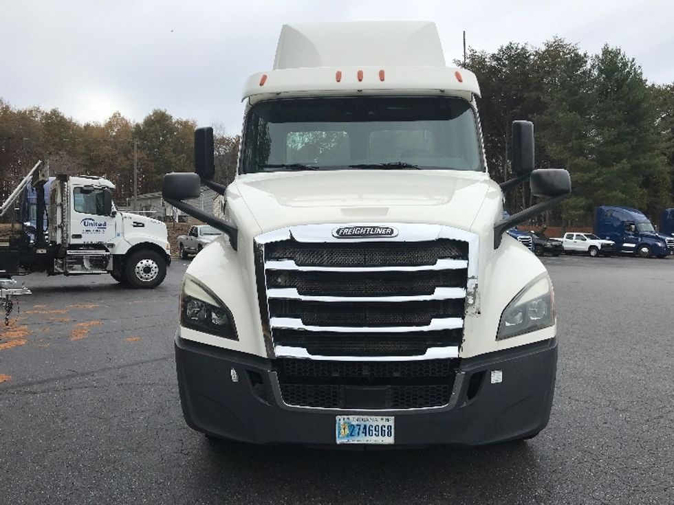 Day Cab Tractor-Heavy Duty Tractors-Freightliner-2019-T12664ST-Conover-NC-378,784\n\t\tmiles-$ 46,250 - Image 2