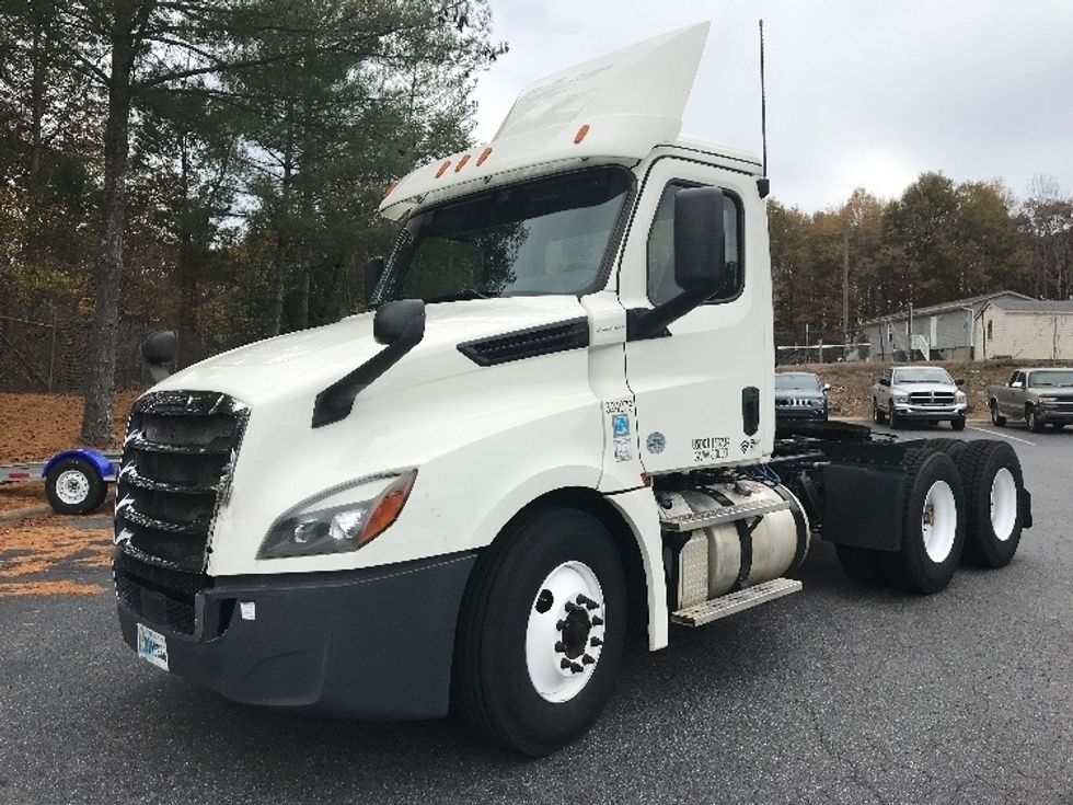 Day Cab Tractor-Heavy Duty Tractors-Freightliner-2019-T12664ST-Conover-NC-378,784\n\t\tmiles-$ 46,250 - Image 3