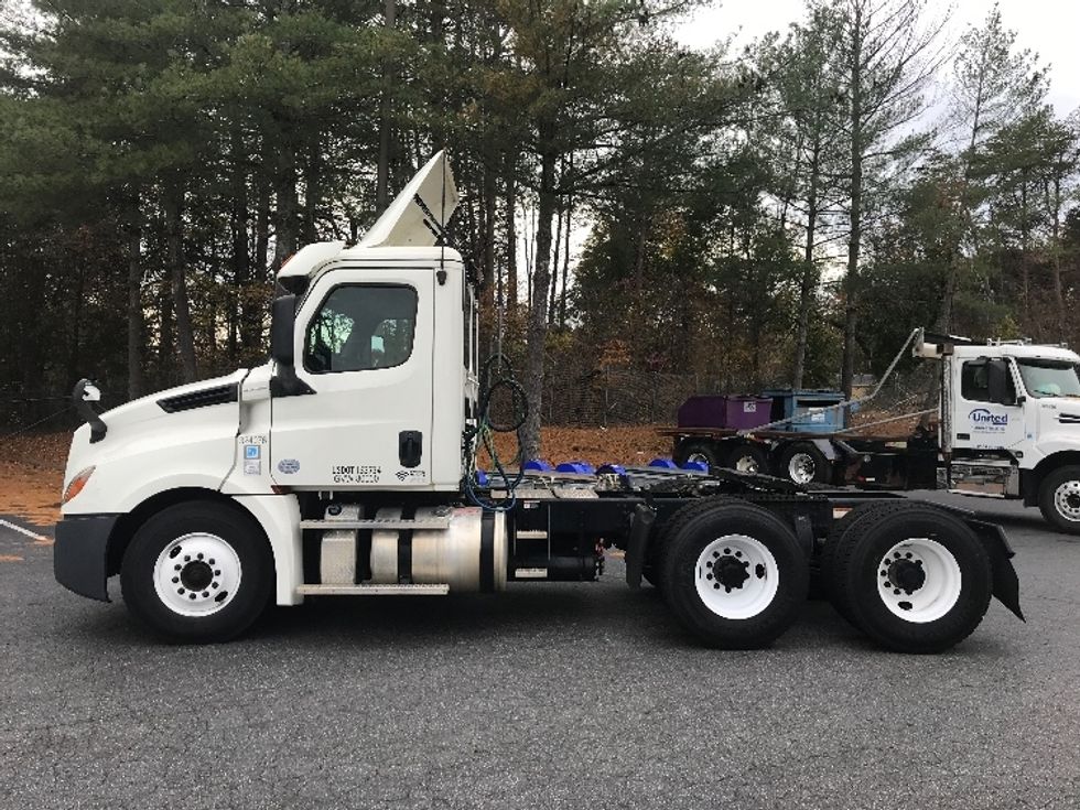 Day Cab Tractor-Heavy Duty Tractors-Freightliner-2019-T12664ST-Conover-NC-378,784\n\t\tmiles-$ 46,250 - Image 4