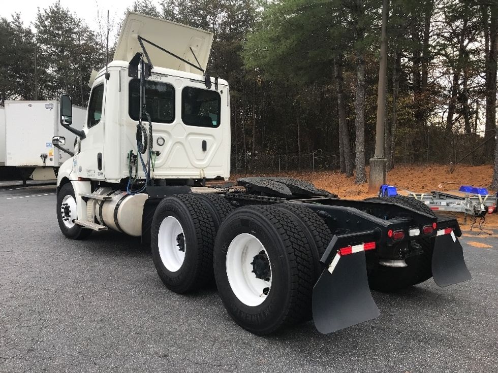 Day Cab Tractor-Heavy Duty Tractors-Freightliner-2019-T12664ST-Conover-NC-378,784\n\t\tmiles-$ 46,250 - Image 5