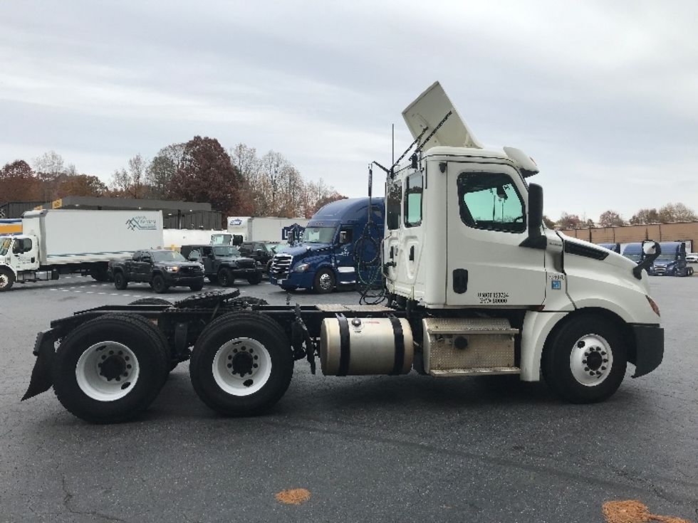 Day Cab Tractor-Heavy Duty Tractors-Freightliner-2019-T12664ST-Conover-NC-378,784\n\t\tmiles-$ 46,250 - Image 8
