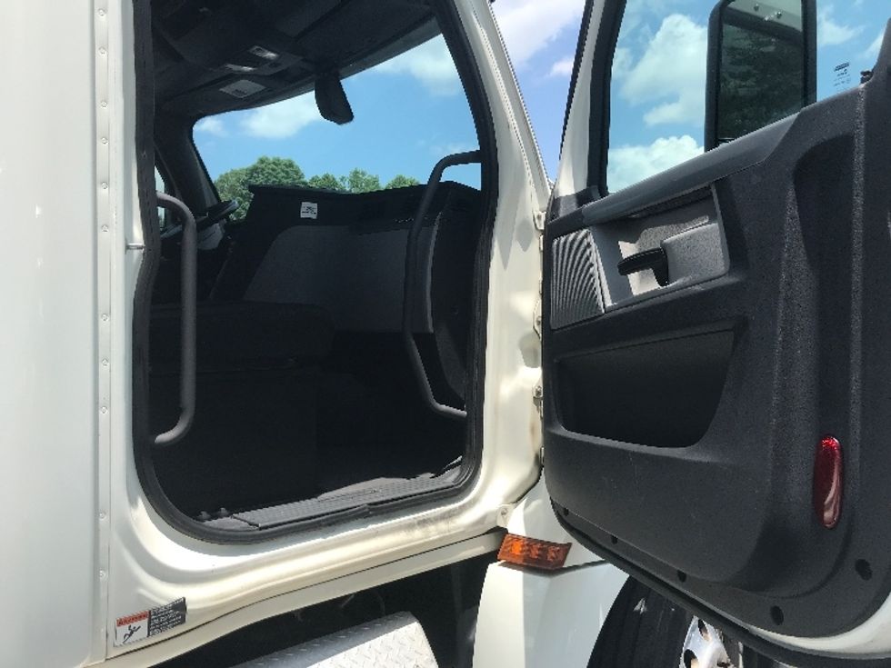 Day Cab Tractor-Heavy Duty Tractors-Freightliner-2019-T12664ST-Conover-NC-415,805\n\t\tmiles-$ 48,750 - Image 12