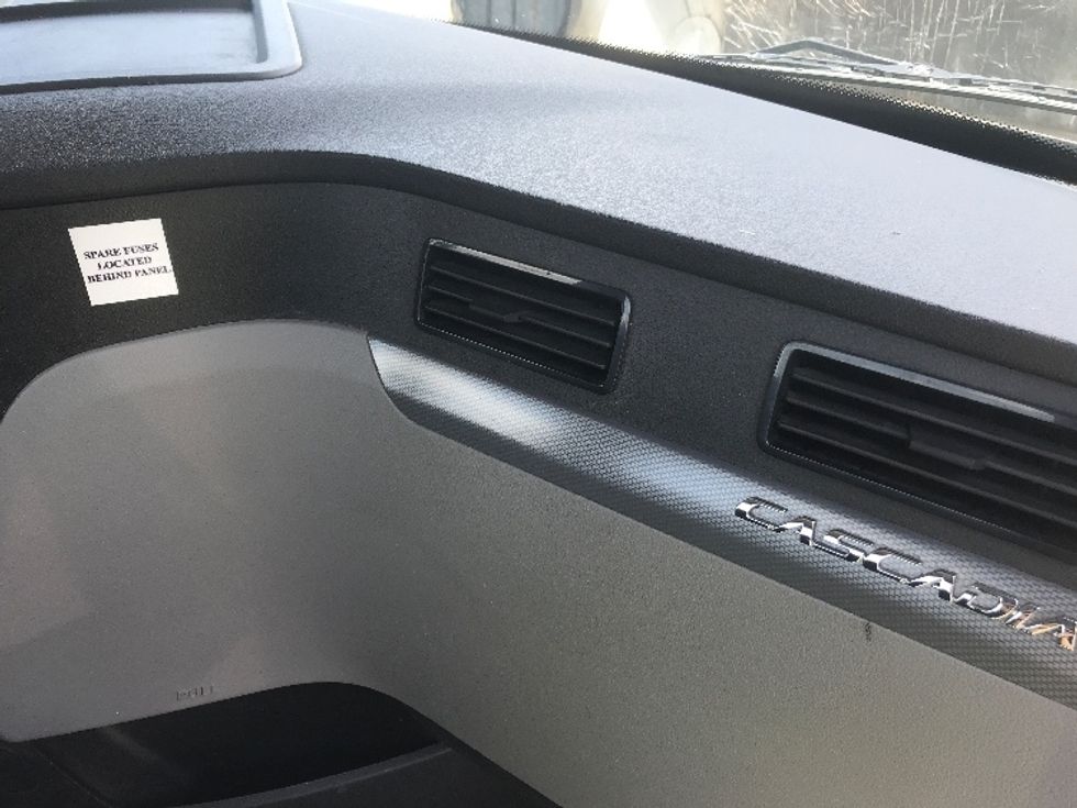 Day Cab Tractor-Heavy Duty Tractors-Freightliner-2019-T12664ST-Conover-NC-415,805\n\t\tmiles-$ 48,750 - Image 13