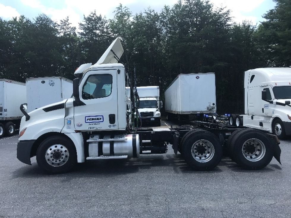 Day Cab Tractor-Heavy Duty Tractors-Freightliner-2019-T12664ST-Conover-NC-415,805\n\t\tmiles-$ 48,750 - Image 4