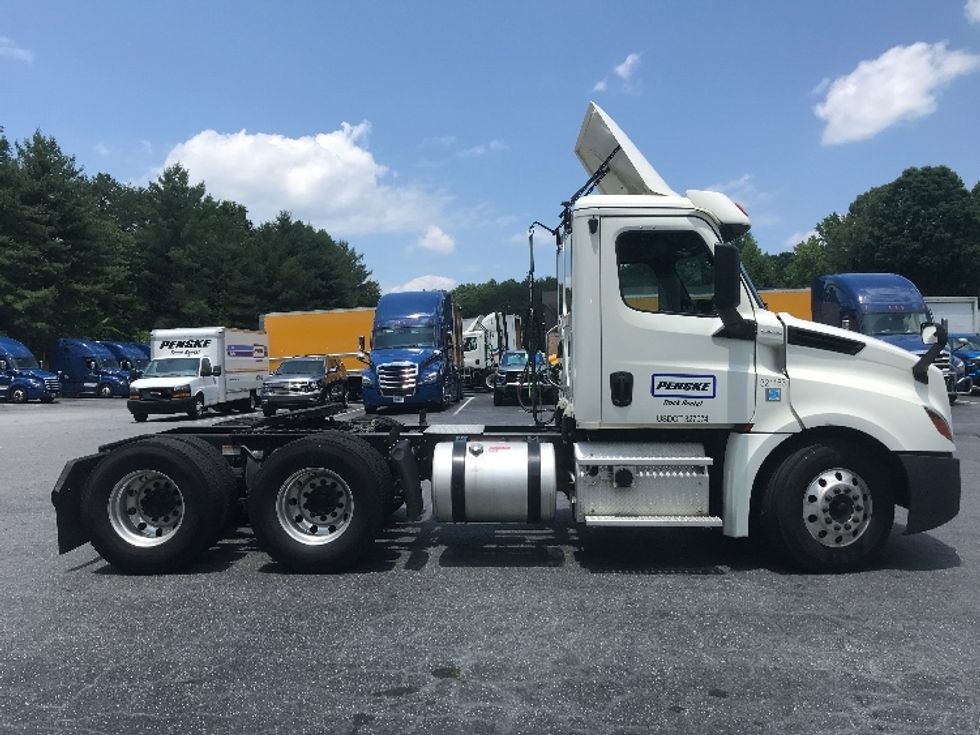 Day Cab Tractor-Heavy Duty Tractors-Freightliner-2019-T12664ST-Conover-NC-415,805\n\t\tmiles-$ 48,750 - Image 8