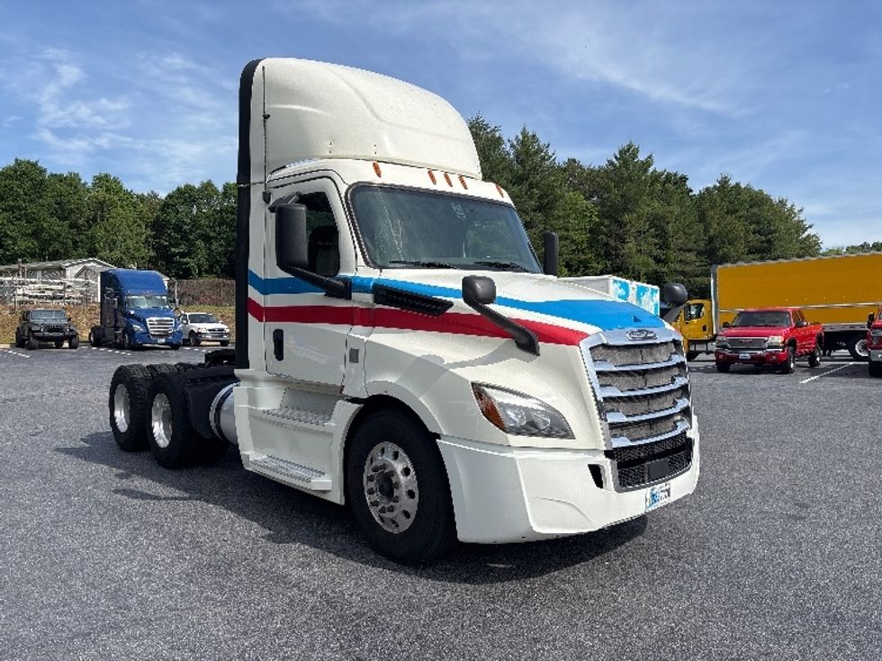 Day Cab Tractor-Heavy Duty Tractors-Freightliner-2019-T12664ST-Conover-NC-452,174\n\t\tmiles-$ 46,750 - Image 1
