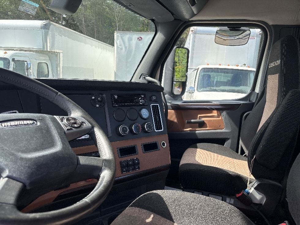 Day Cab Tractor-Heavy Duty Tractors-Freightliner-2019-T12664ST-Conover-NC-452,174\n\t\tmiles-$ 46,750 - Image 10