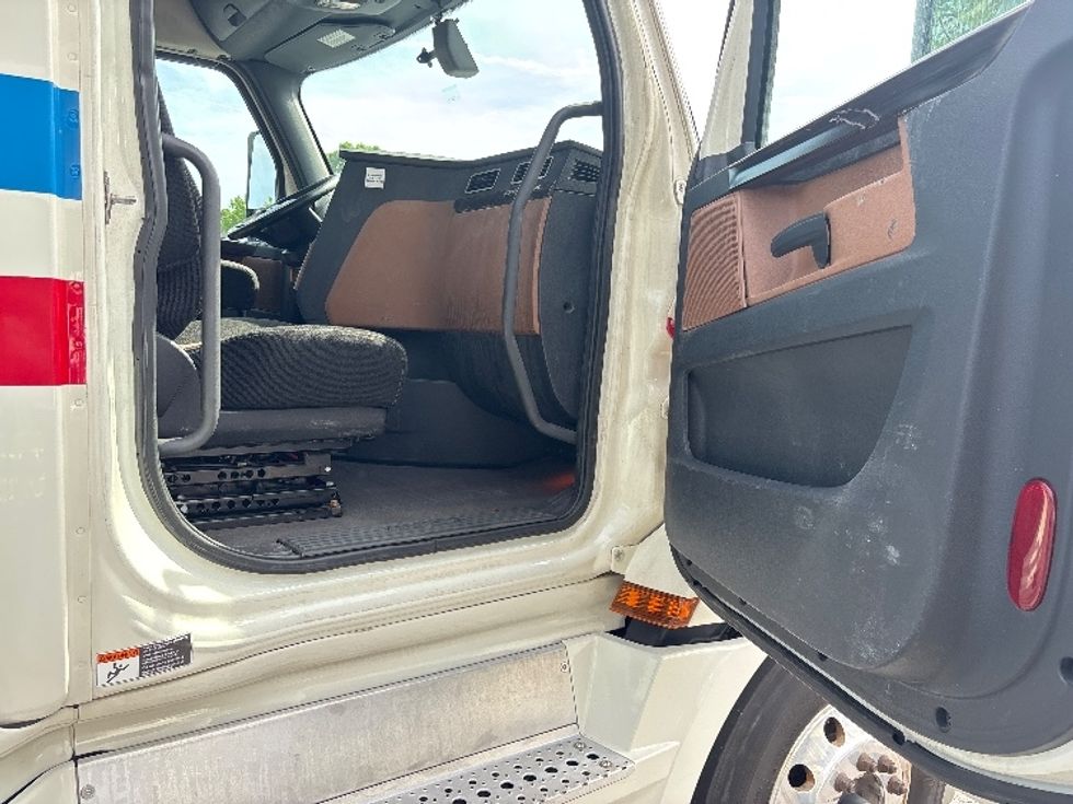 Day Cab Tractor-Heavy Duty Tractors-Freightliner-2019-T12664ST-Conover-NC-452,174\n\t\tmiles-$ 46,750 - Image 12