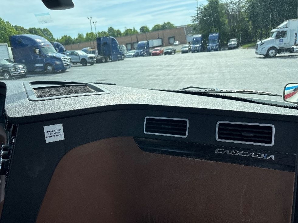 Day Cab Tractor-Heavy Duty Tractors-Freightliner-2019-T12664ST-Conover-NC-452,174\n\t\tmiles-$ 46,750 - Image 13