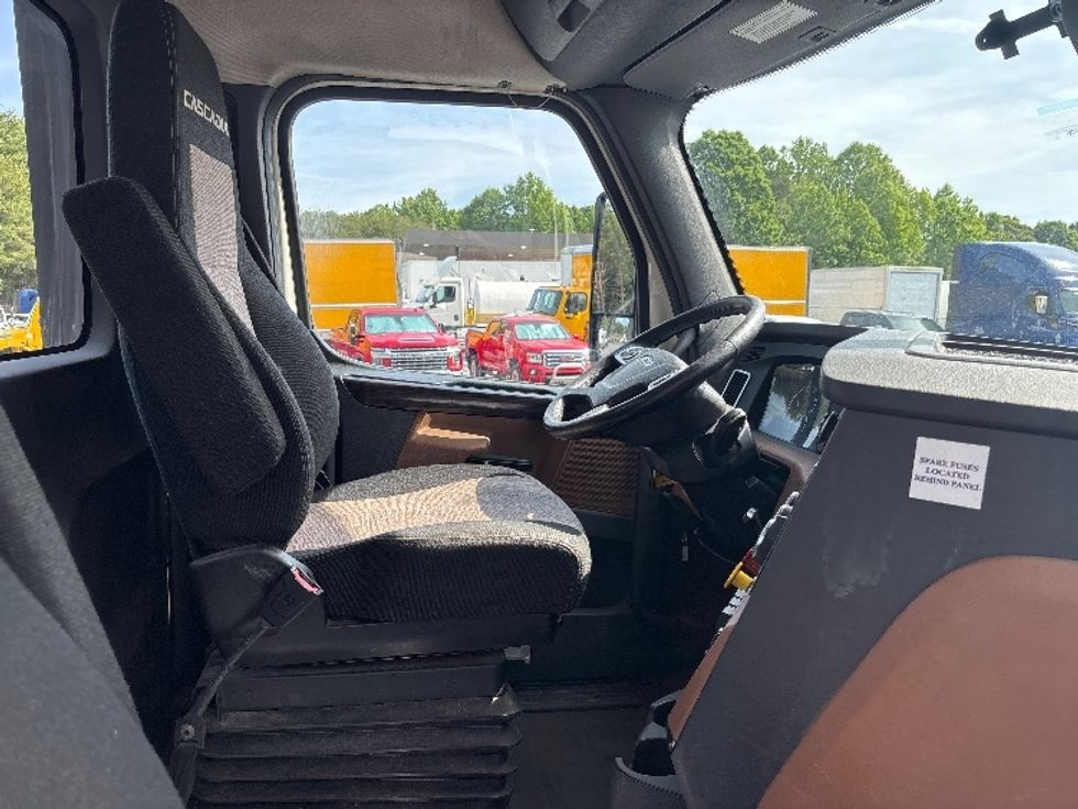 Day Cab Tractor-Heavy Duty Tractors-Freightliner-2019-T12664ST-Conover-NC-452,174\n\t\tmiles-$ 46,750 - Image 14