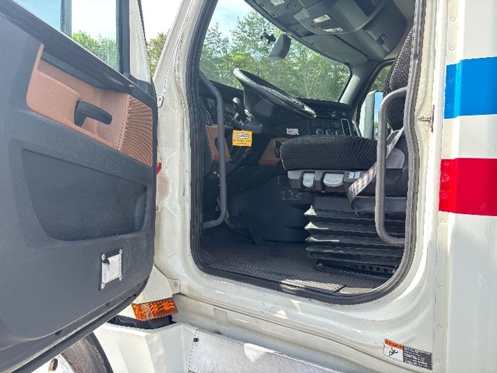 Day Cab Tractor-Heavy Duty Tractors-Freightliner-2019-T12664ST-Conover-NC-452,174\n\t\tmiles-$ 46,750 - Image 9