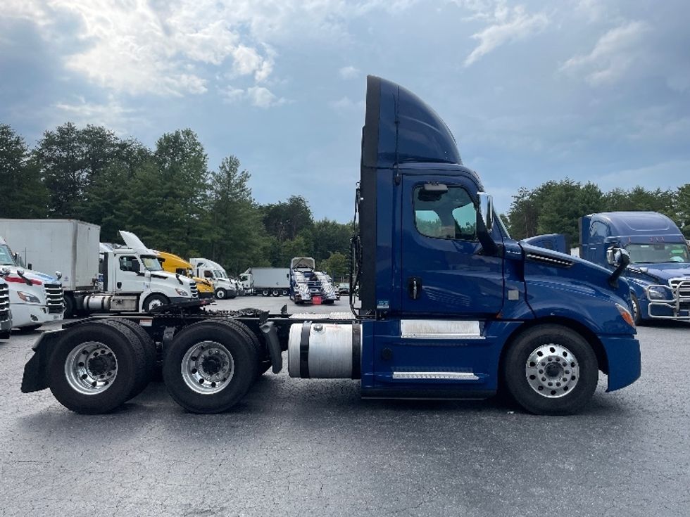 Day Cab Tractor-Heavy Duty Tractors-Freightliner-2019-T12664ST-Conover-NC-534,704\n\t\tmiles-$ 39,750 - Image 8