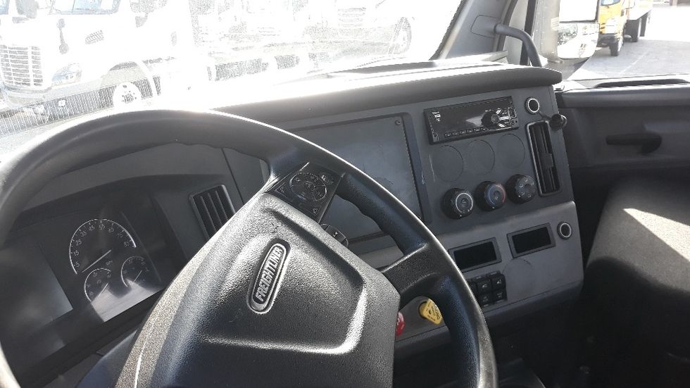 Day Cab Tractor-Heavy Duty Tractors-Freightliner-2019-T12664ST-Corona-CA-218,367\n\t\tmiles-$ 53,000 - Image 10
