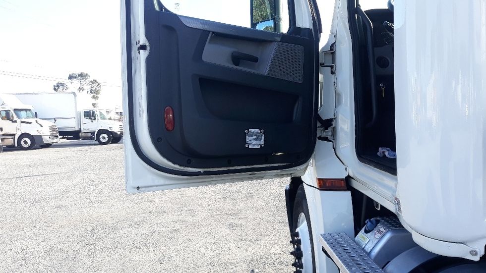 Day Cab Tractor-Heavy Duty Tractors-Freightliner-2019-T12664ST-Corona-CA-218,367\n\t\tmiles-$ 53,000 - Image 9