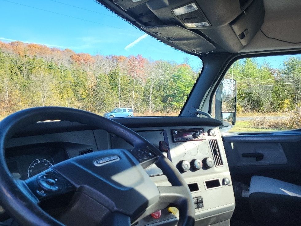 Day Cab Tractor-Heavy Duty Tractors-Freightliner-2019-T12664ST-Coxsackie-NY-385,037\n\t\tmiles-$ 52,500 - Image 10