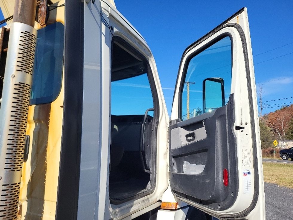 Day Cab Tractor-Heavy Duty Tractors-Freightliner-2019-T12664ST-Coxsackie-NY-385,037\n\t\tmiles-$ 52,500 - Image 12