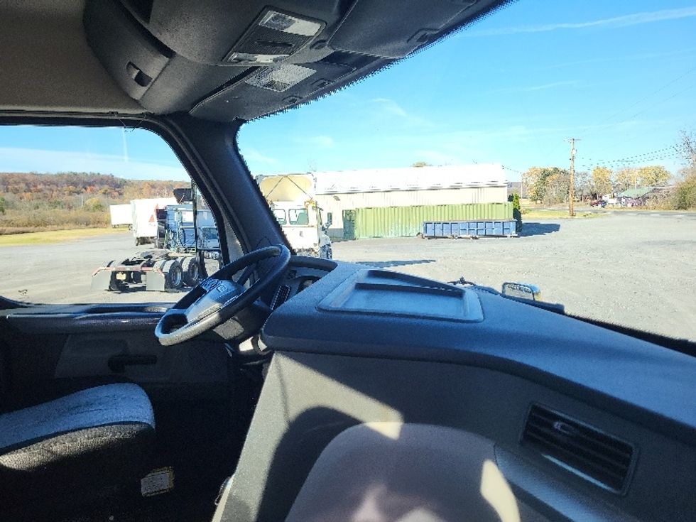 Day Cab Tractor-Heavy Duty Tractors-Freightliner-2019-T12664ST-Coxsackie-NY-385,037\n\t\tmiles-$ 52,500 - Image 13