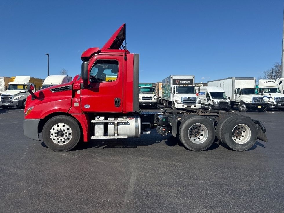 Day Cab Tractor-Heavy Duty Tractors-Freightliner-2019-T12664ST-Cranbury-NJ-250,136\n\t\tmiles-$ 52,750 - Image 4