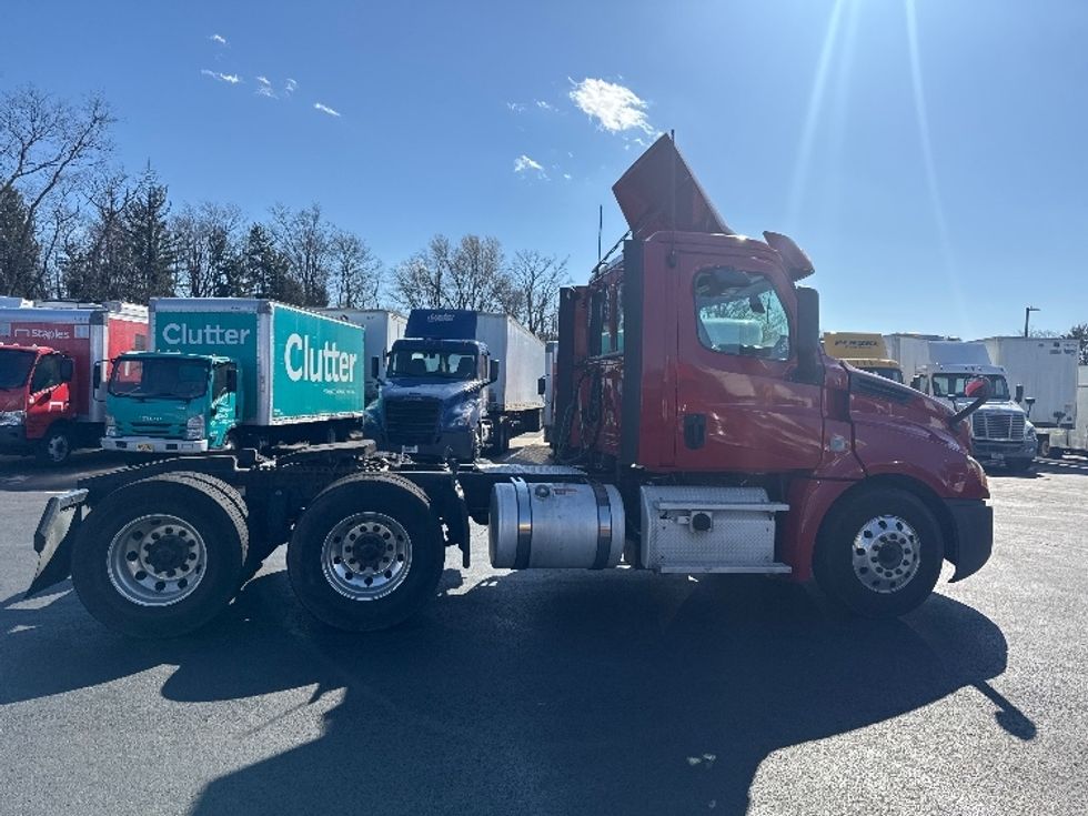 Day Cab Tractor-Heavy Duty Tractors-Freightliner-2019-T12664ST-Cranbury-NJ-250,136\n\t\tmiles-$ 52,750 - Image 8