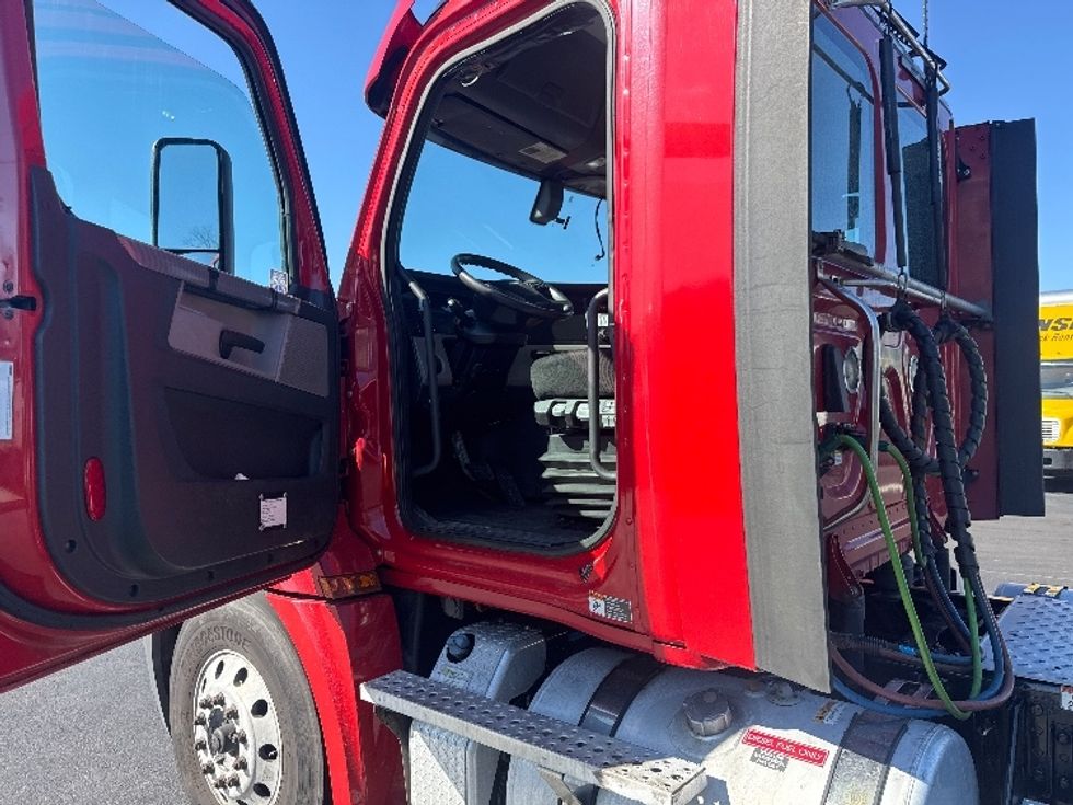 Day Cab Tractor-Heavy Duty Tractors-Freightliner-2019-T12664ST-Cranbury-NJ-250,136\n\t\tmiles-$ 52,750 - Image 9