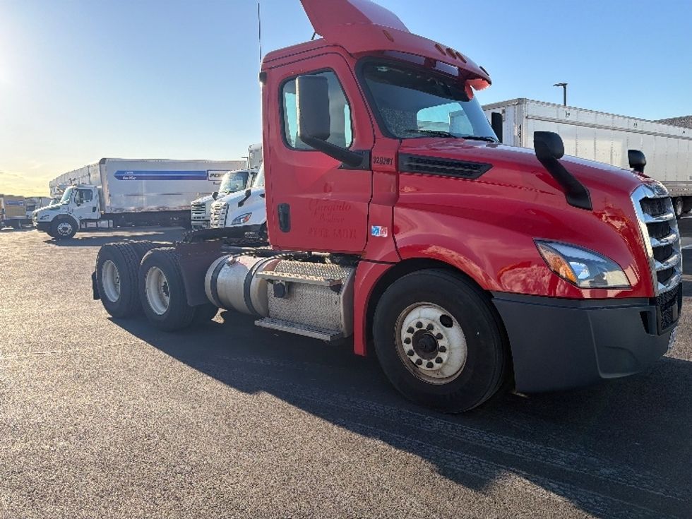 Day Cab Tractor-Heavy Duty Tractors-Freightliner-2019-T12664ST-Cranbury-NJ-336,012\n\t\tmiles-$ 45,500 - Image 1