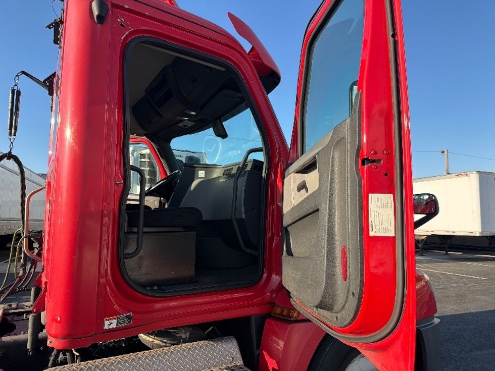 Day Cab Tractor-Heavy Duty Tractors-Freightliner-2019-T12664ST-Cranbury-NJ-336,012\n\t\tmiles-$ 45,500 - Image 12