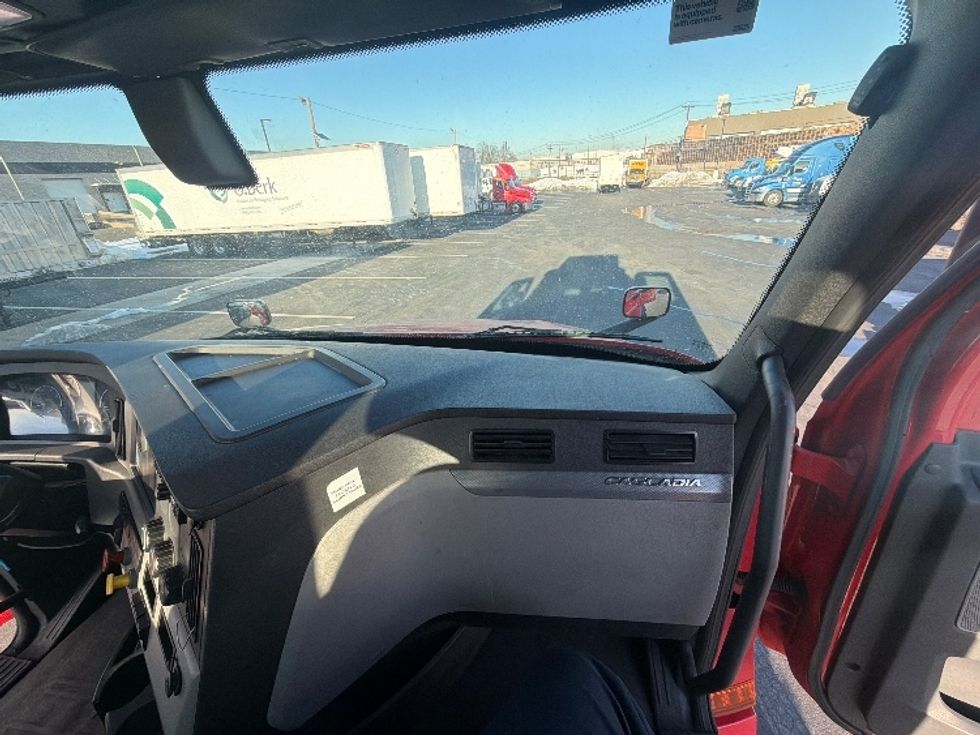 Day Cab Tractor-Heavy Duty Tractors-Freightliner-2019-T12664ST-Cranbury-NJ-336,012\n\t\tmiles-$ 45,500 - Image 13